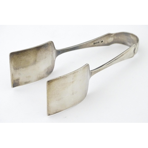 404 - Silver serving tongs, hallmarked Sheffield 1910, maker Atkin Brothers. Approx. 6 1/4