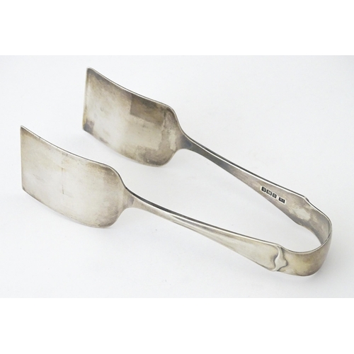 404 - Silver serving tongs, hallmarked Sheffield 1910, maker Atkin Brothers. Approx. 6 1/4