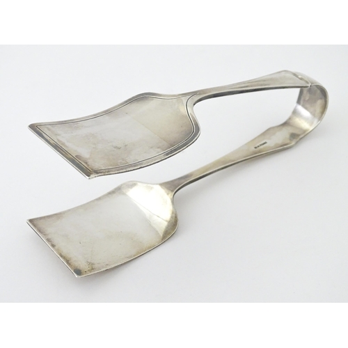 404 - Silver serving tongs, hallmarked Sheffield 1910, maker Atkin Brothers. Approx. 6 1/4