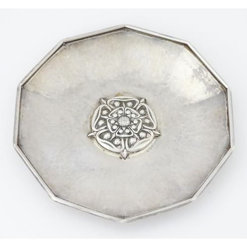 442 - An Arts & Crafts silver dish of decagon form with hammered decoration and centre Tudor rose motif, h... 