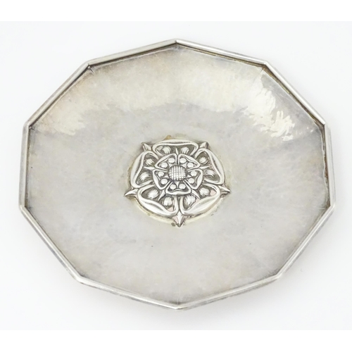 442 - An Arts & Crafts silver dish of decagon form with hammered decoration and centre Tudor rose motif, h... 