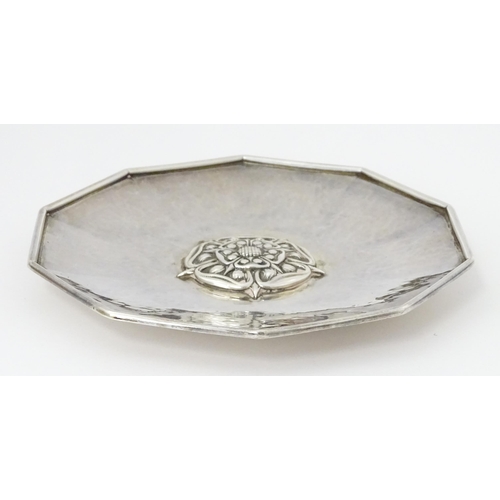 442 - An Arts & Crafts silver dish of decagon form with hammered decoration and centre Tudor rose motif, h... 