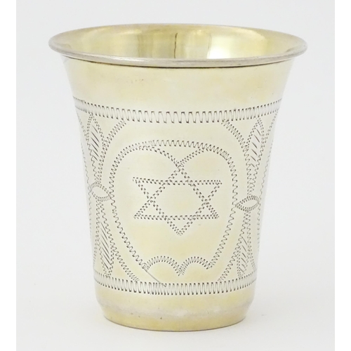 447 - A silver kiddush cup with Star of David detail, hallmarked London 1922, maker Rosenzweig, Taitelbaum... 