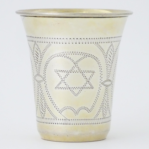 447 - A silver kiddush cup with Star of David detail, hallmarked London 1922, maker Rosenzweig, Taitelbaum... 