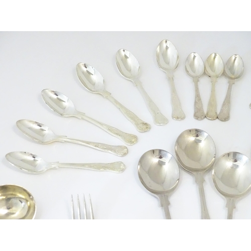 583 - A quantity of silver plate King's pattern flatware / cutlery to include knives, forks, and spoons