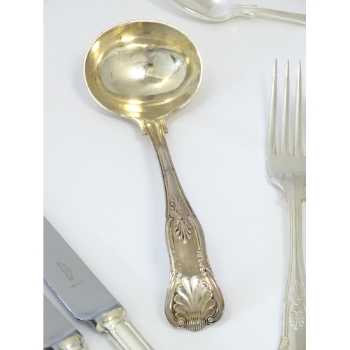 583 - A quantity of silver plate King's pattern flatware / cutlery to include knives, forks, and spoons