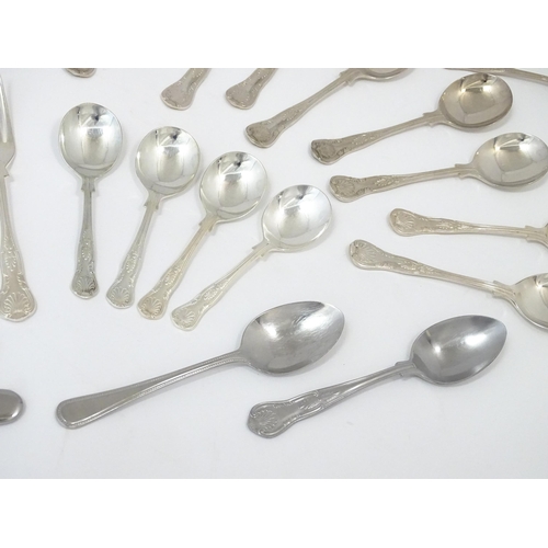 583 - A quantity of silver plate King's pattern flatware / cutlery to include knives, forks, and spoons