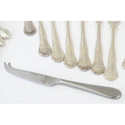 583 - A quantity of silver plate King's pattern flatware / cutlery to include knives, forks, and spoons