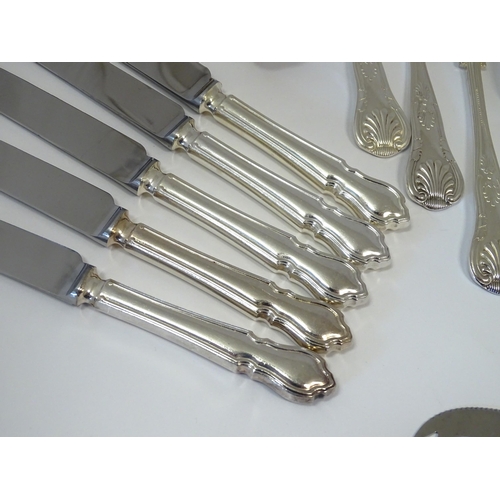 583 - A quantity of silver plate King's pattern flatware / cutlery to include knives, forks, and spoons