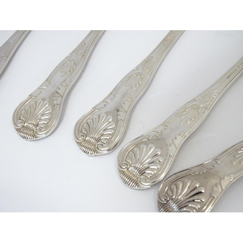 583 - A quantity of silver plate King's pattern flatware / cutlery to include knives, forks, and spoons