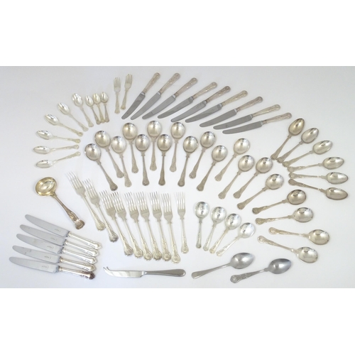 583 - A quantity of silver plate King's pattern flatware / cutlery to include knives, forks, and spoons