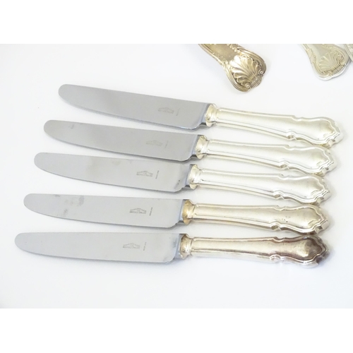 583 - A quantity of silver plate King's pattern flatware / cutlery to include knives, forks, and spoons