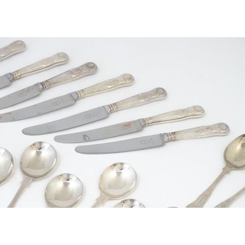 583 - A quantity of silver plate King's pattern flatware / cutlery to include knives, forks, and spoons