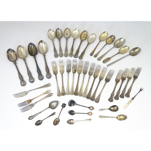 591 - A quantity of assorted silver plate flatware / cutlery to include spoons and forks