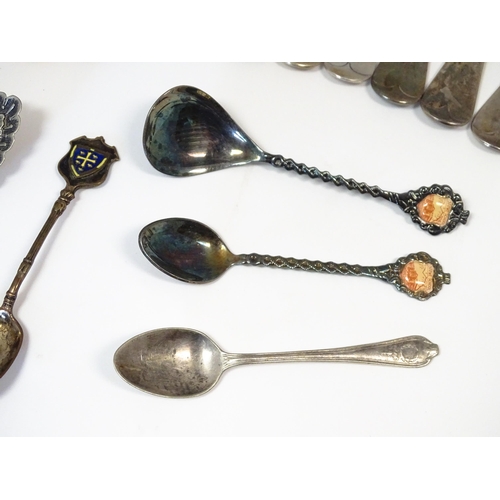 591 - A quantity of assorted silver plate flatware / cutlery to include spoons and forks