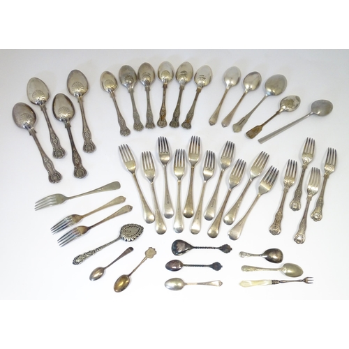 591 - A quantity of assorted silver plate flatware / cutlery to include spoons and forks