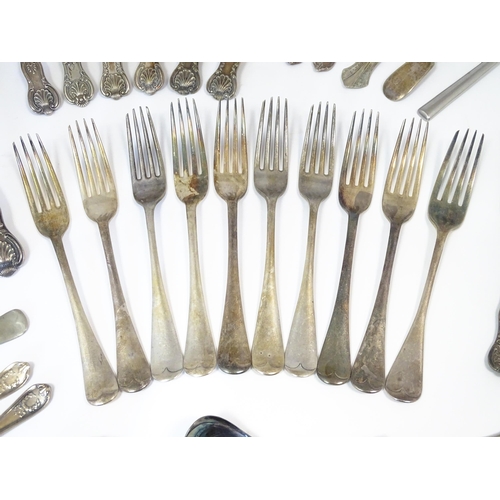 591 - A quantity of assorted silver plate flatware / cutlery to include spoons and forks