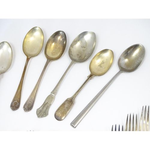 591 - A quantity of assorted silver plate flatware / cutlery to include spoons and forks