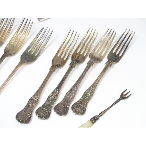 591 - A quantity of assorted silver plate flatware / cutlery to include spoons and forks