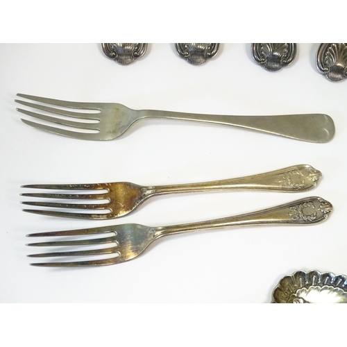 591 - A quantity of assorted silver plate flatware / cutlery to include spoons and forks