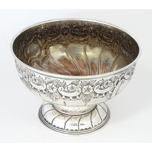 596 - A Viners silver plate pedestal punch bowl with embossed decoration. Approx. 11 1/2