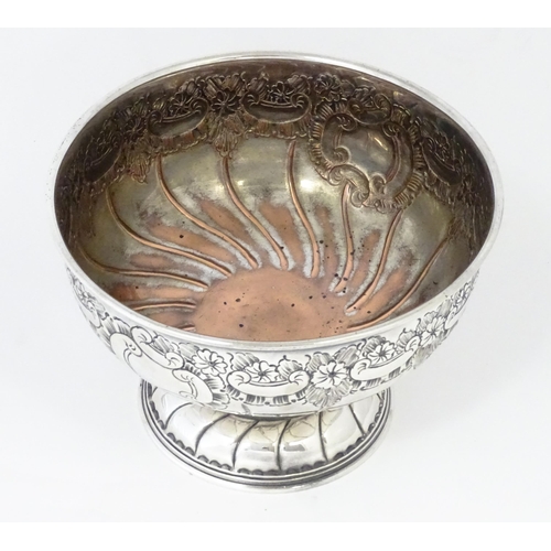 596 - A Viners silver plate pedestal punch bowl with embossed decoration. Approx. 11 1/2