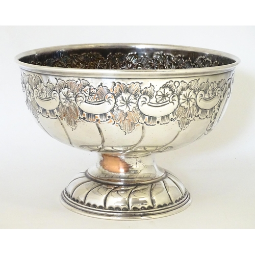 596 - A Viners silver plate pedestal punch bowl with embossed decoration. Approx. 11 1/2