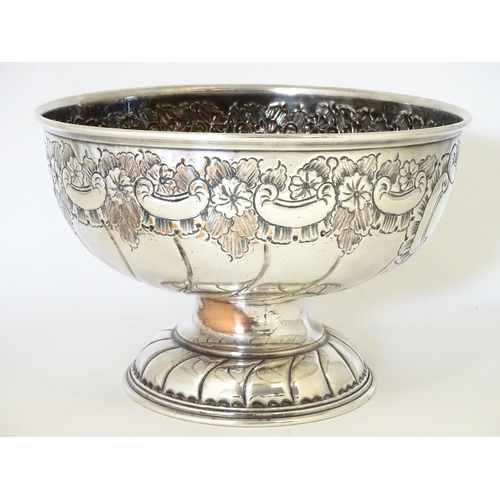 596 - A Viners silver plate pedestal punch bowl with embossed decoration. Approx. 11 1/2