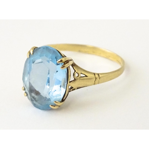 604 - A 9ct gold ring set with aquamarine. Ring size approx. N 1/2