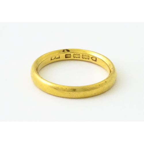 610 - A 22ct gold ring. Rings size approx. T 1/2