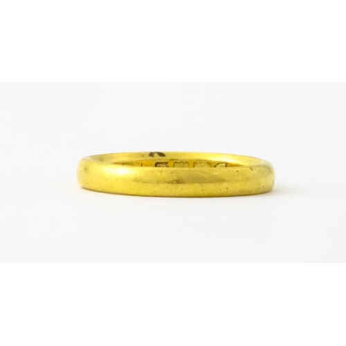 610 - A 22ct gold ring. Rings size approx. T 1/2