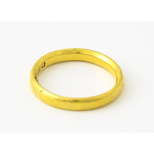 610 - A 22ct gold ring. Rings size approx. T 1/2