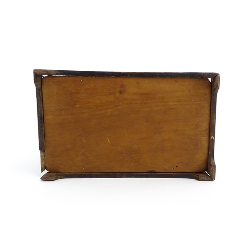 1089 - A 19thC mahogany caddy / box, opening to reveal three section within. Approx. 7