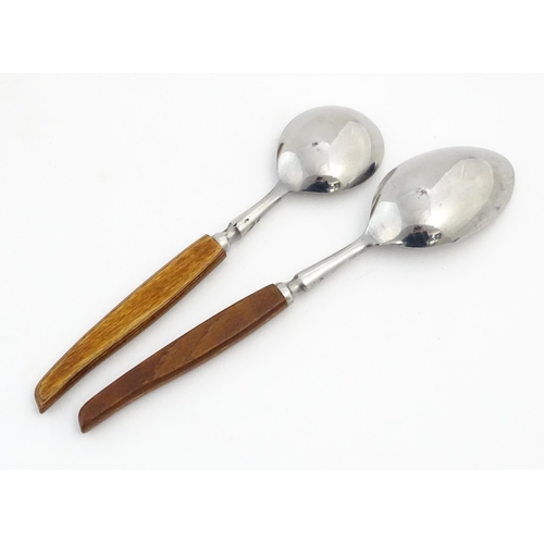 1115 - A vintage / retro Glosswood of Sheffield canteen of teak handled cutlery, comprising knives, forks a... 