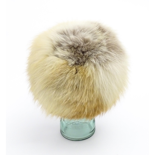 1313 - Vintage fashion / clothing: A quantity of vintage fur hats and collars. To include, 2 vintage fur ha... 