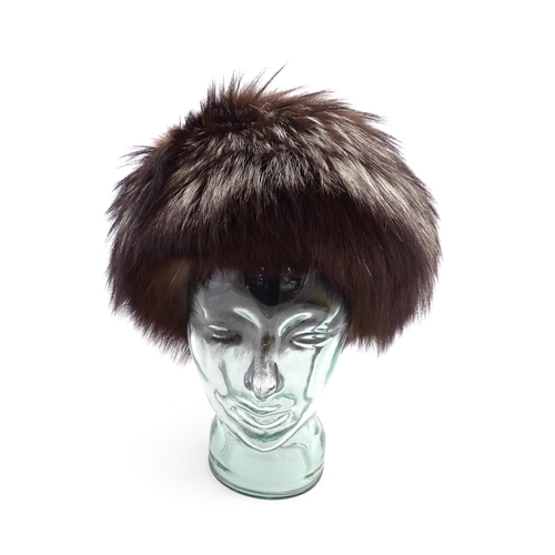 1313 - Vintage fashion / clothing: A quantity of vintage fur hats and collars. To include, 2 vintage fur ha... 