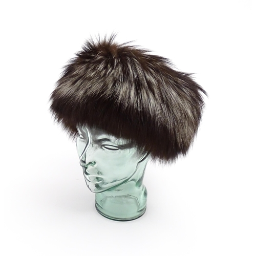 1313 - Vintage fashion / clothing: A quantity of vintage fur hats and collars. To include, 2 vintage fur ha... 