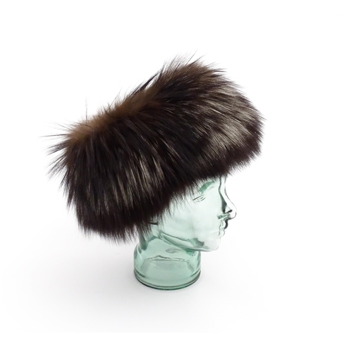 1313 - Vintage fashion / clothing: A quantity of vintage fur hats and collars. To include, 2 vintage fur ha... 