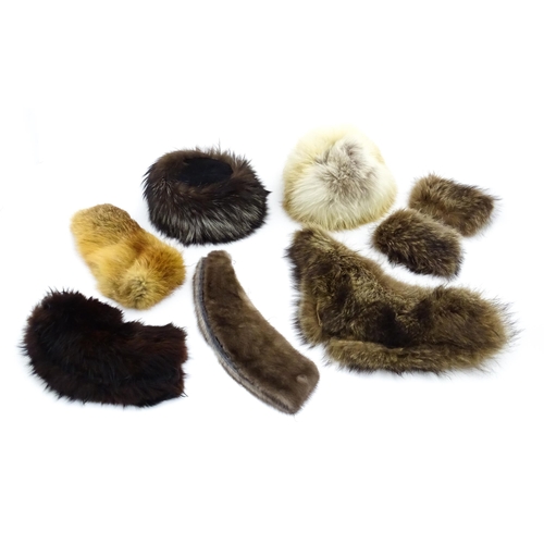 1313 - Vintage fashion / clothing: A quantity of vintage fur hats and collars. To include, 2 vintage fur ha... 