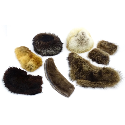 1313 - Vintage fashion / clothing: A quantity of vintage fur hats and collars. To include, 2 vintage fur ha... 