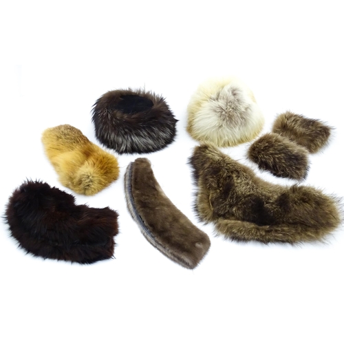 1313 - Vintage fashion / clothing: A quantity of vintage fur hats and collars. To include, 2 vintage fur ha... 