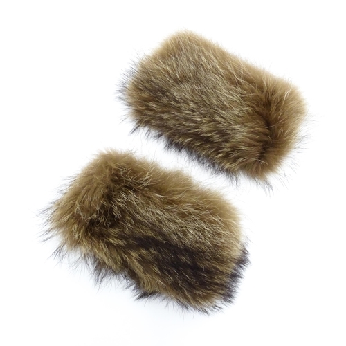 1313 - Vintage fashion / clothing: A quantity of vintage fur hats and collars. To include, 2 vintage fur ha... 