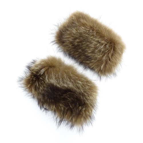 1313 - Vintage fashion / clothing: A quantity of vintage fur hats and collars. To include, 2 vintage fur ha... 