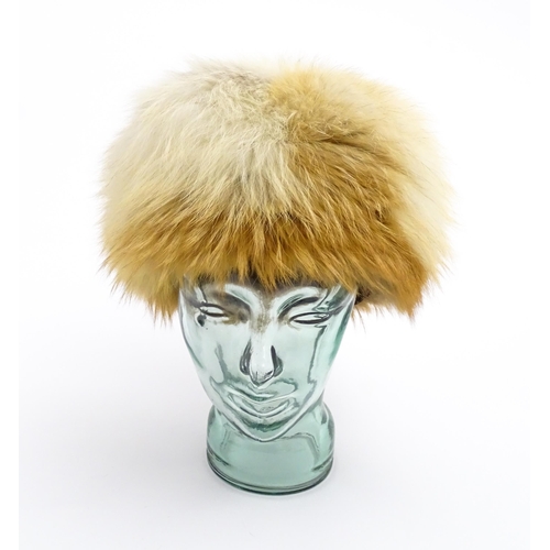 1313 - Vintage fashion / clothing: A quantity of vintage fur hats and collars. To include, 2 vintage fur ha... 