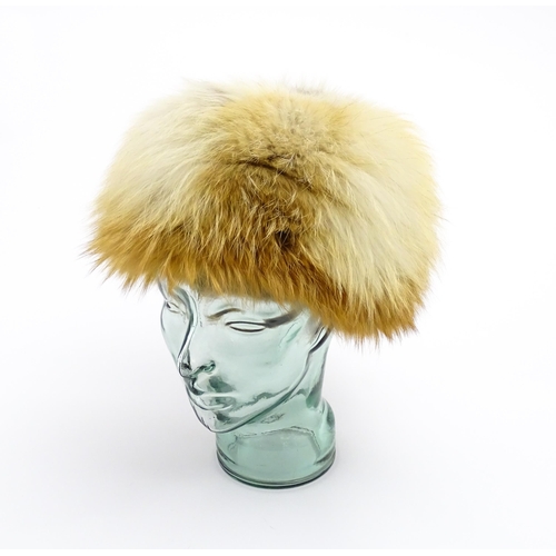 1313 - Vintage fashion / clothing: A quantity of vintage fur hats and collars. To include, 2 vintage fur ha... 