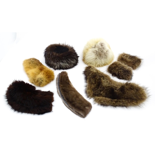 1313 - Vintage fashion / clothing: A quantity of vintage fur hats and collars. To include, 2 vintage fur ha... 