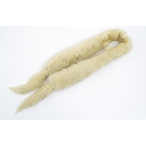 1314 - Vintage fashion / clothing: A quantity of fur and faux fur items, to include 2 hats and 3 stoles (5)