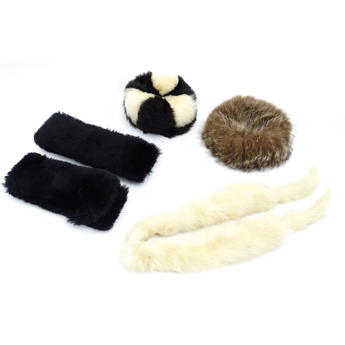 1314 - Vintage fashion / clothing: A quantity of fur and faux fur items, to include 2 hats and 3 stoles (5)