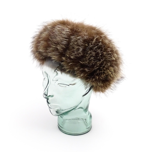 1314 - Vintage fashion / clothing: A quantity of fur and faux fur items, to include 2 hats and 3 stoles (5)