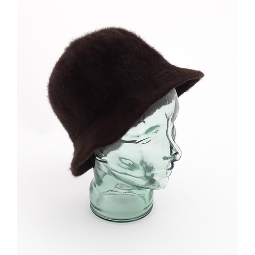 1316 - Vintage fashion / clothing: Three vintage faux fur and wool hats. Approx. 20